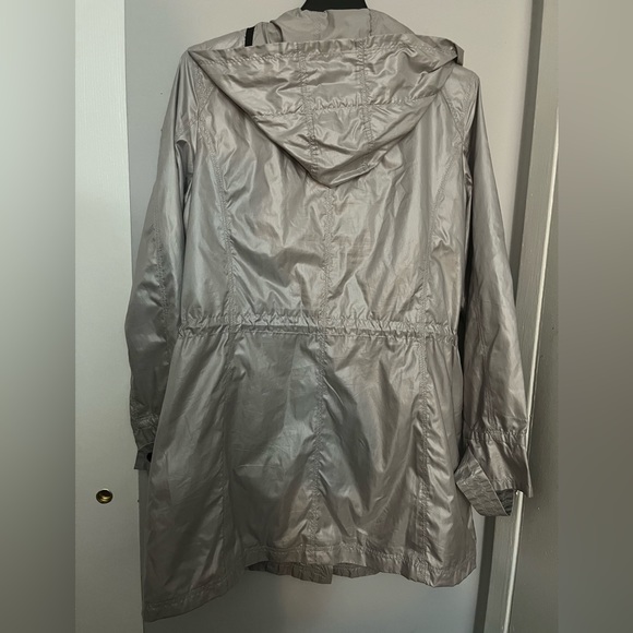 Vince Camuto Women’s Jacket windbreaker. Silver. Size Large. - Picture 2 of 10